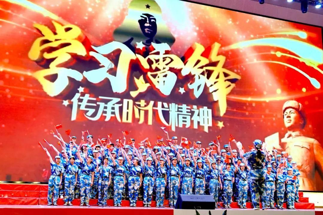 豆娃踢足球